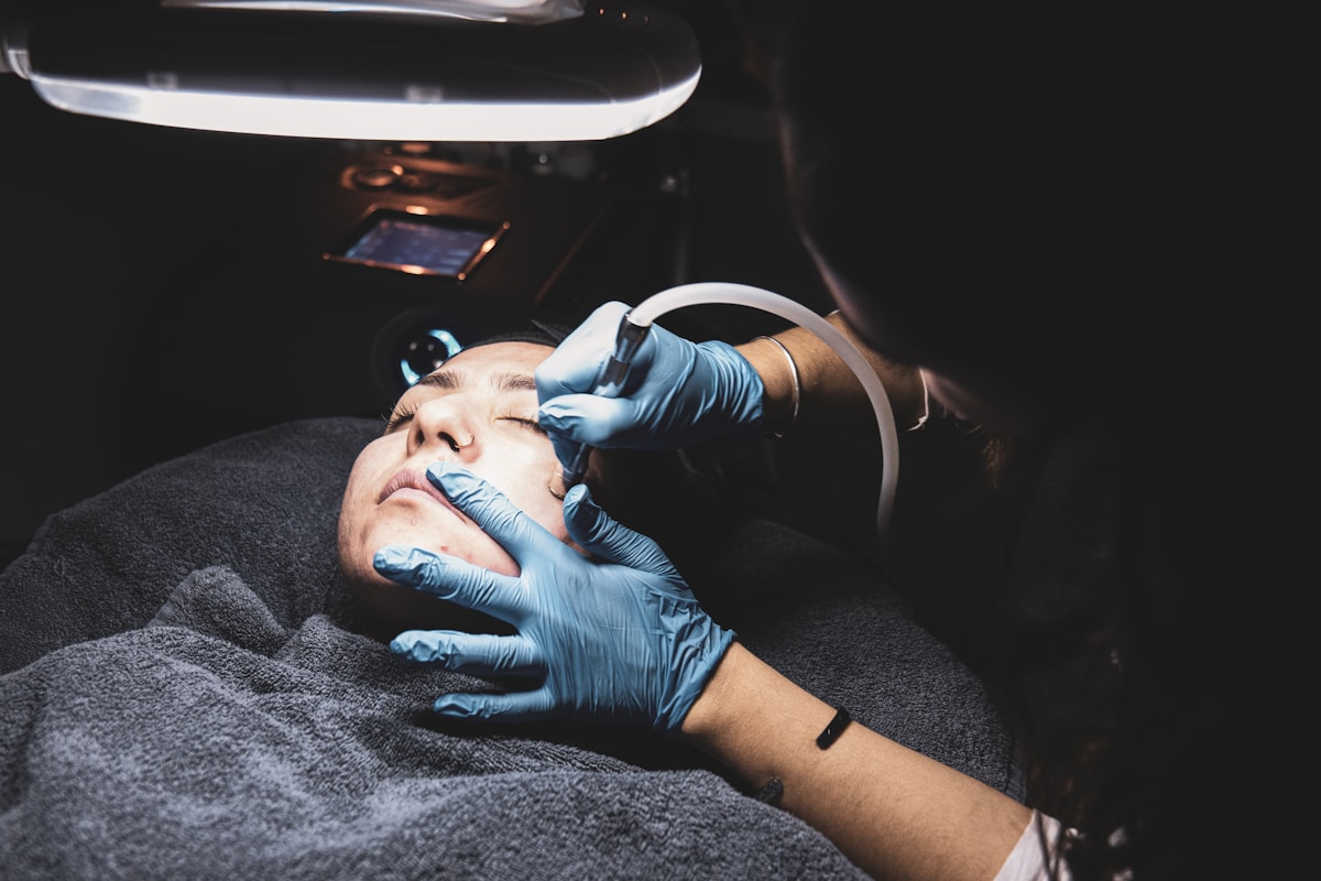 Patient receiving a calm, guided clinical treatment